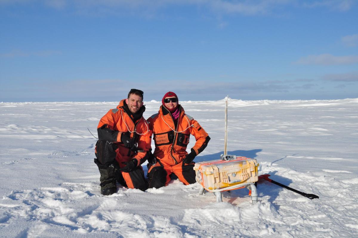 UiT-forskerne Jack Landy og Polona Itkin på sjøisen i Arktis.